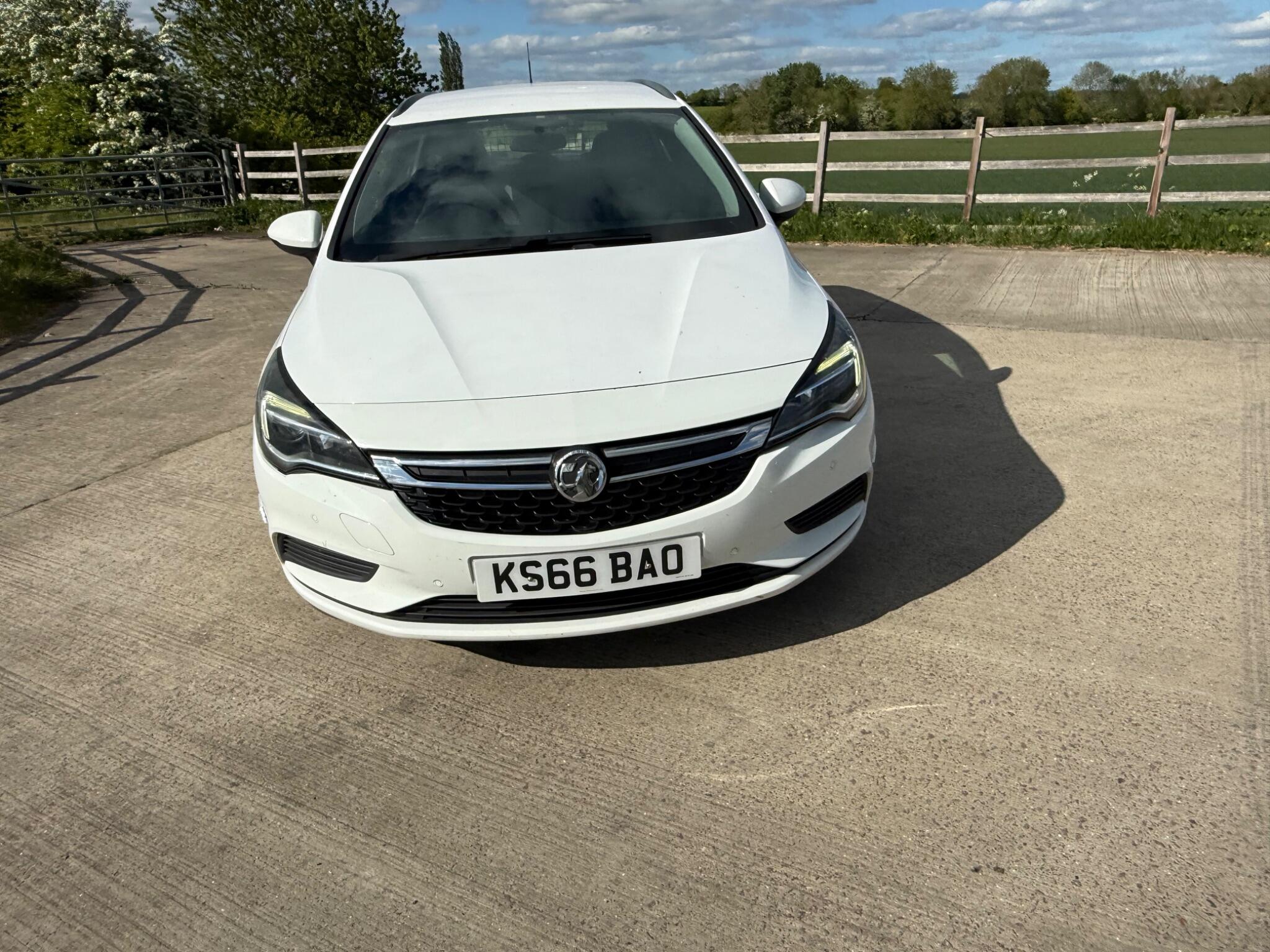Vauxhall Astra 1.6 CDTi Tech Line Sports Tourer Euro 6 (s/s) 5dr — photo 56 of 104